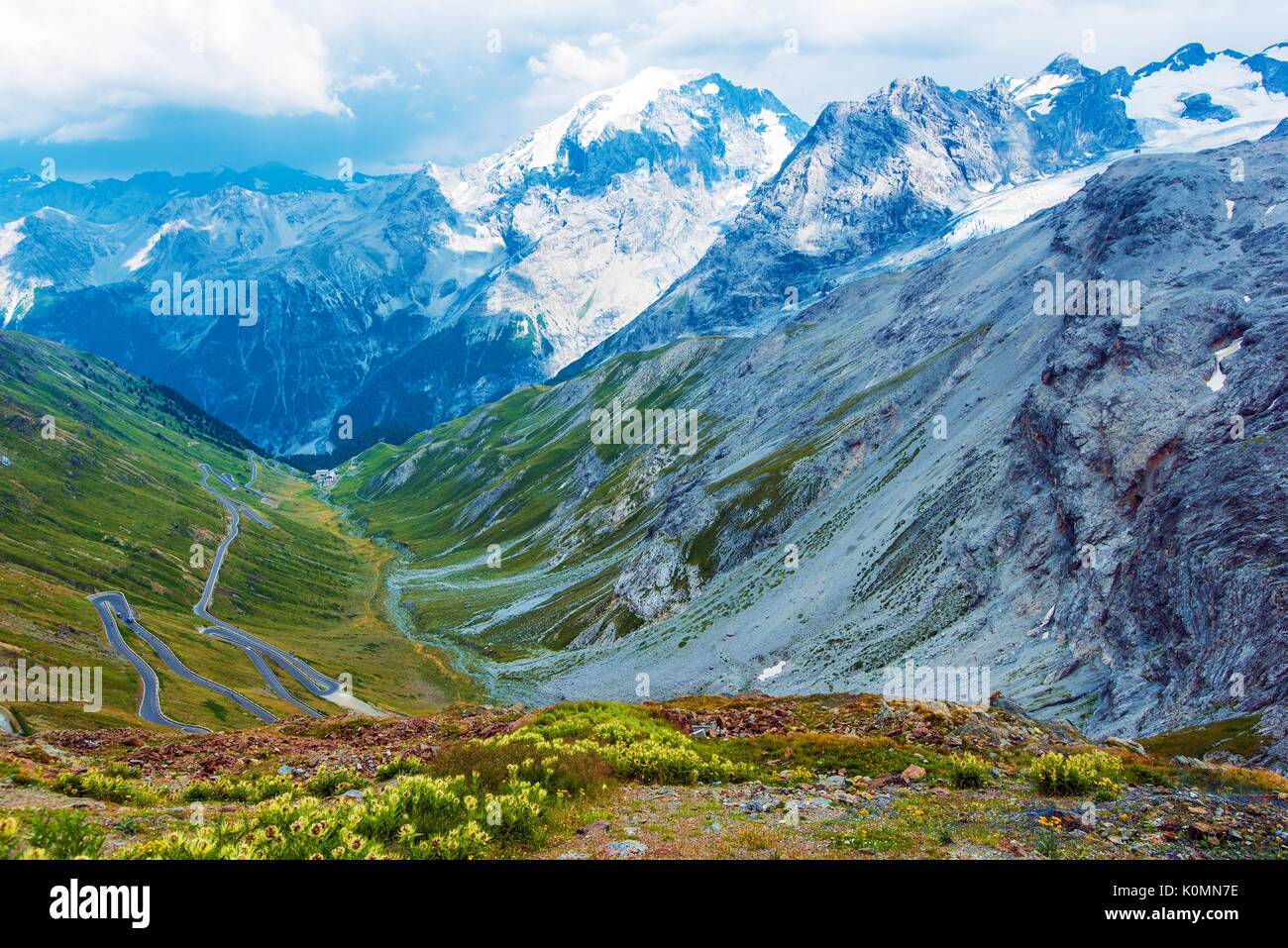 Stilfser Joch in den italienischen Alpen. Höhe von 2757 m über dem Meeresspiegel. Berühmte Alpine Road. Stockfoto