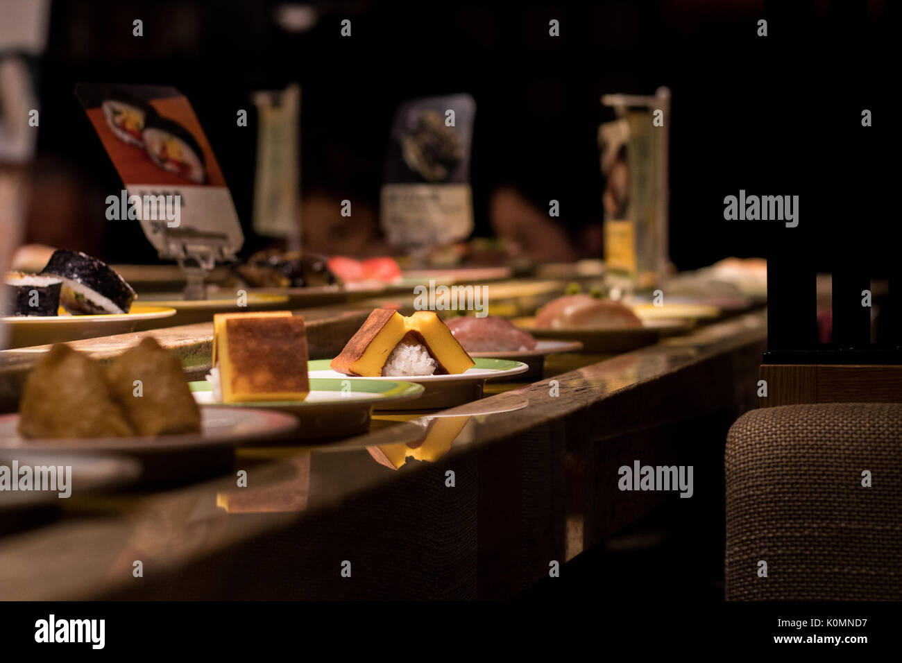 Authentische, traditionelle Sushi Reisen rund um Sushi Restaurant auf dem Förderband in Kyoto, Japan Stockfoto