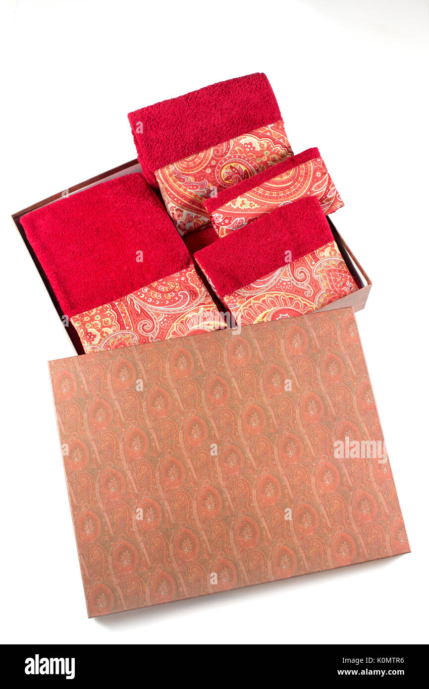 Verpacktes Geschenk Handtuch in Box Set isolieren Stockfoto