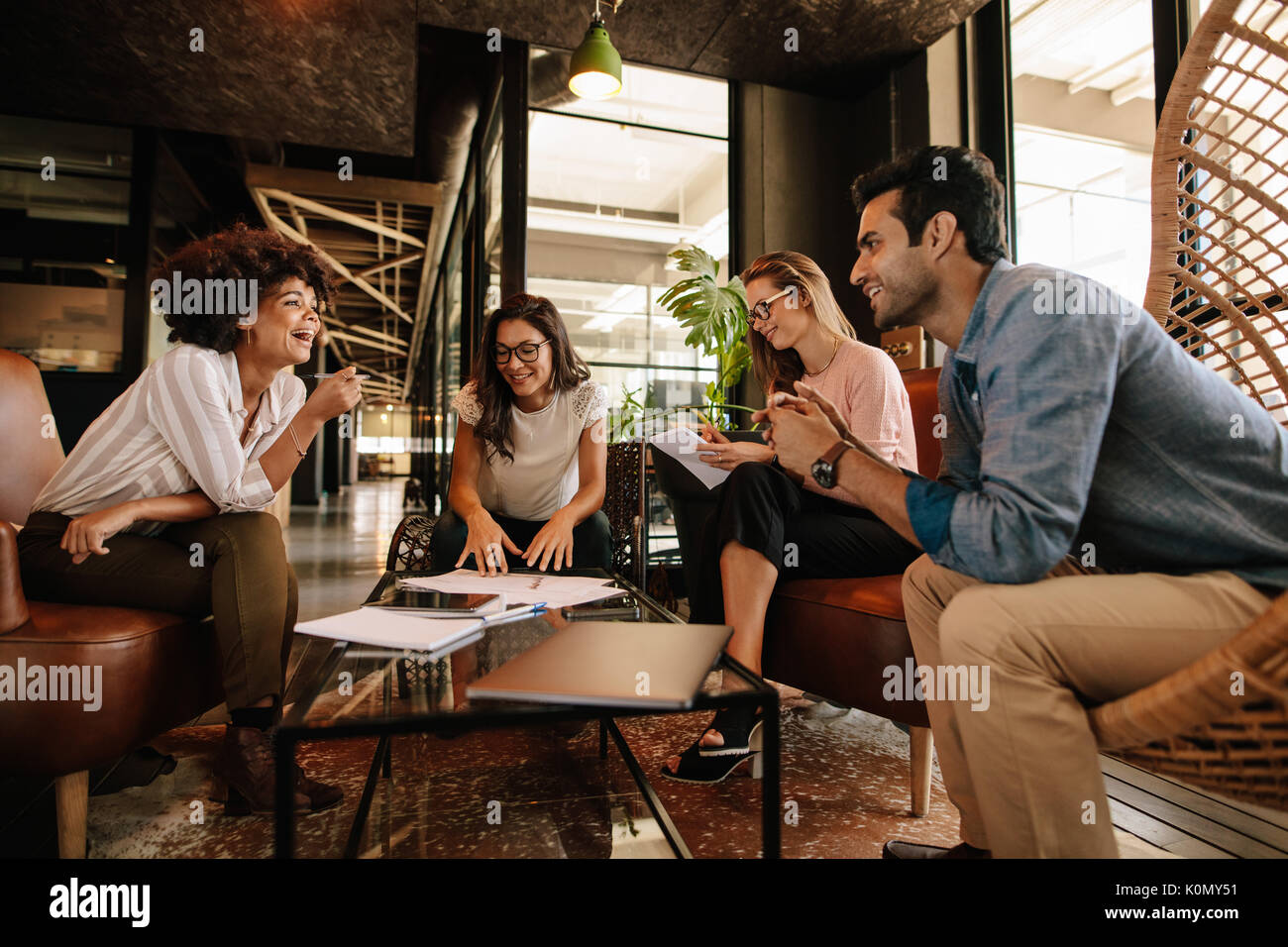 Gruppe von Geschäftsleuten in einer Sitzung in einem modernen Büro. Business Team in Gespräch über Neues Projekt. Stockfoto