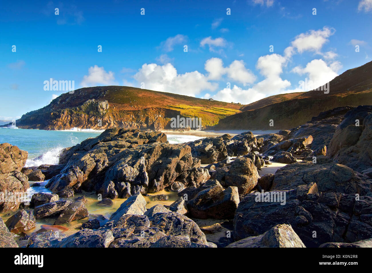 Ein Blick auf Portheras Bucht an der Nordküste von Cornwall, Großbritannien Stockfoto