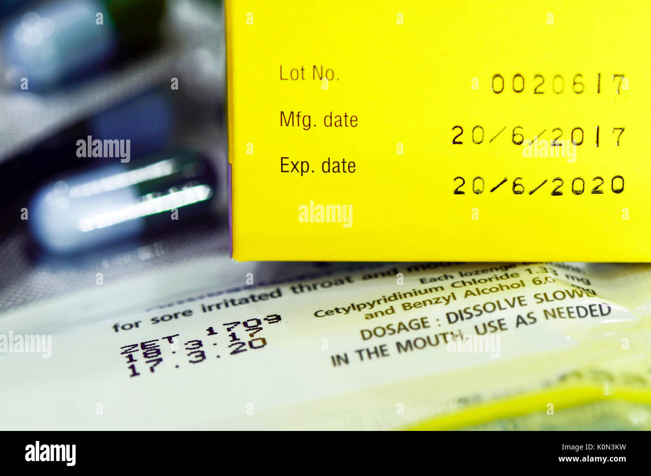Fertigungs- und Ablaufdatum auf einige pharmazeutische Verpackungen. Stockfoto