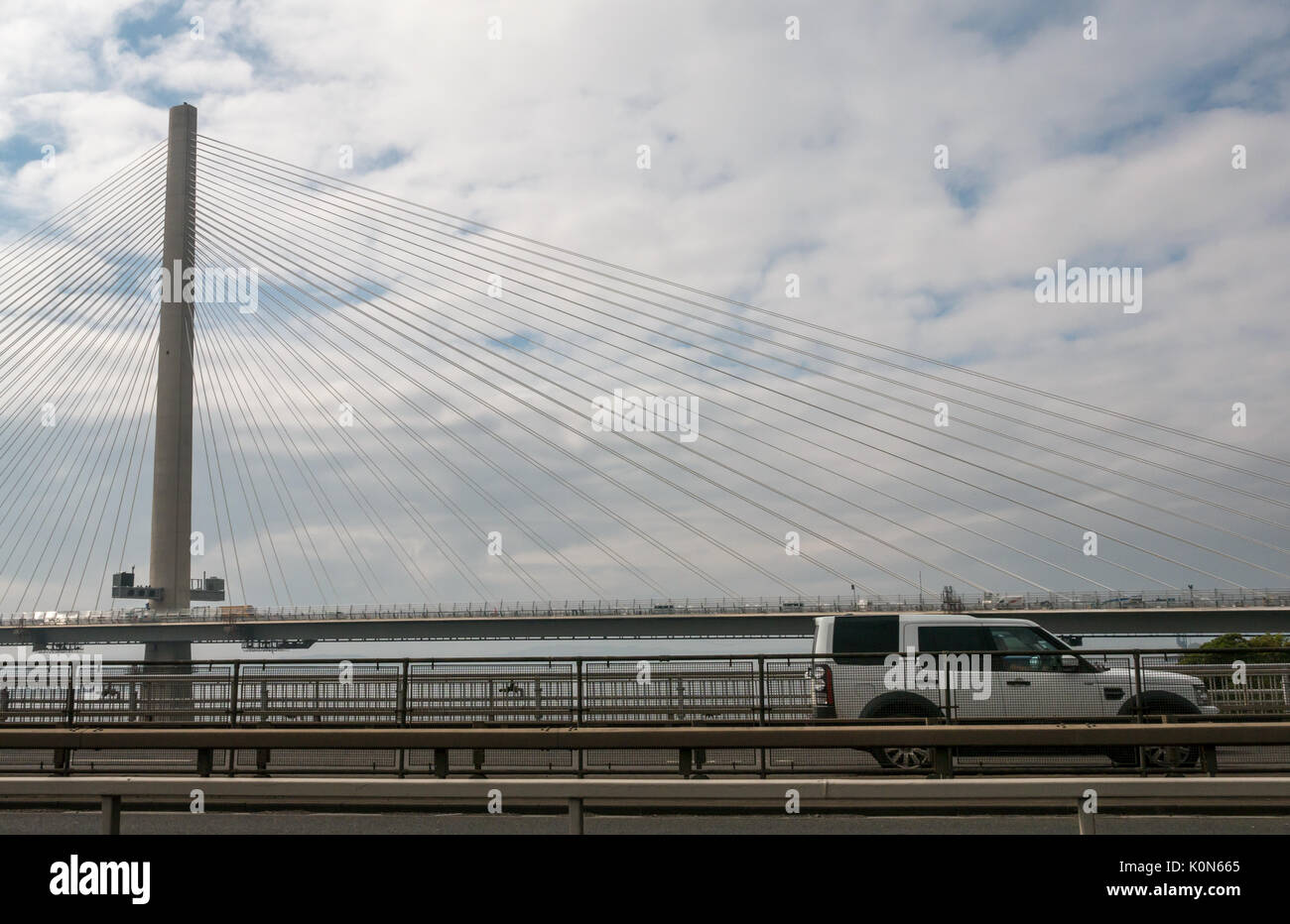 Autos über die Forth Road Bridge wenige Tage vor der Umleitung auf die neue Queensferry Kreuzung Eröffnung am 30. August 2017, Schottland, England reisen Stockfoto