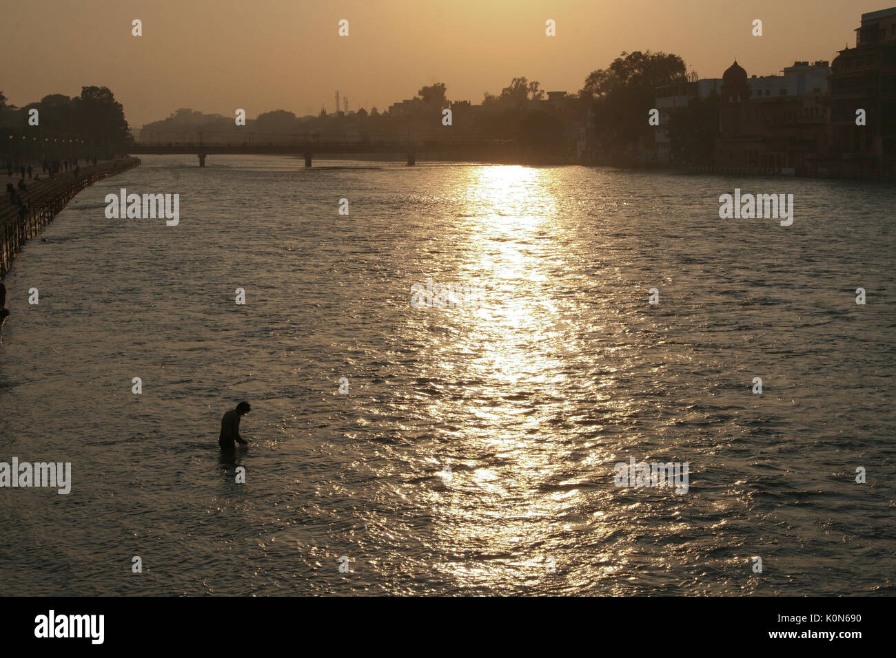 Mann unter Bad in der Ganga Fluss in Haridwar Stockfoto