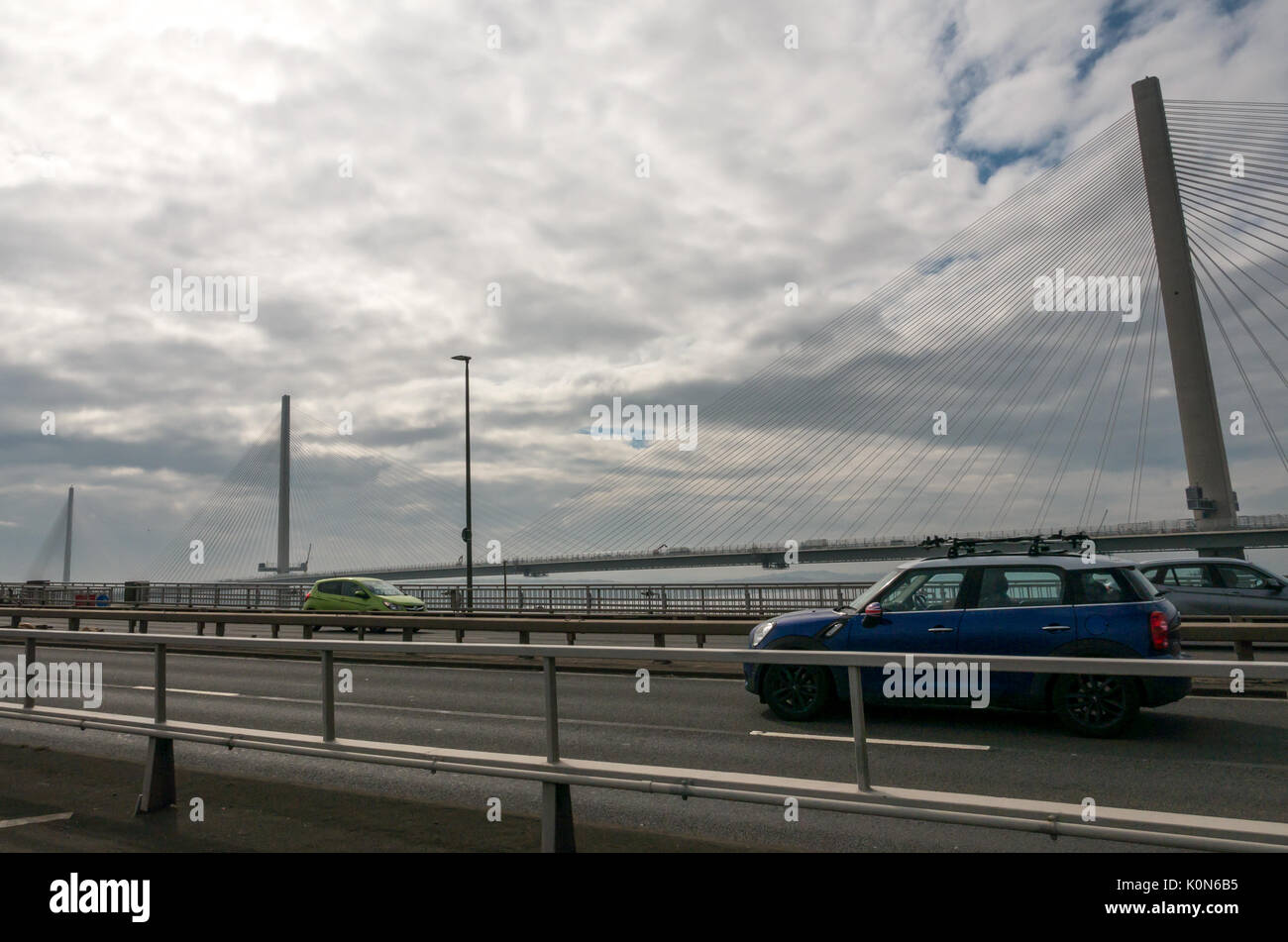 Autos über die Forth Road Bridge wenige Tage vor der Umleitung auf die neue Queensferry Kreuzung Eröffnung am 30. August 2017, Schottland, England reisen Stockfoto
