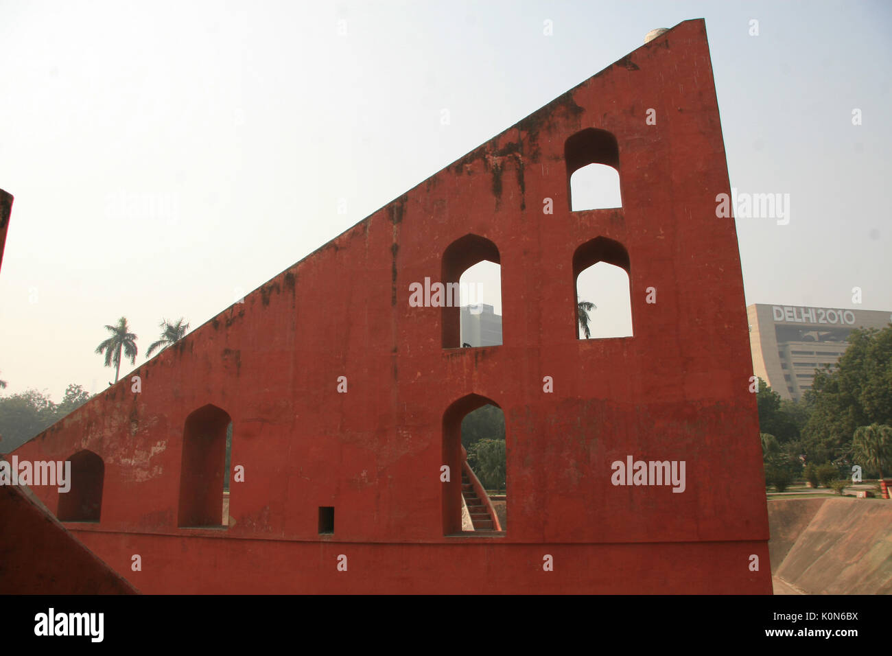 Die astronomischen Park Jantar Mantar ist in der modernen Stadt von Neu Delhi Stockfoto