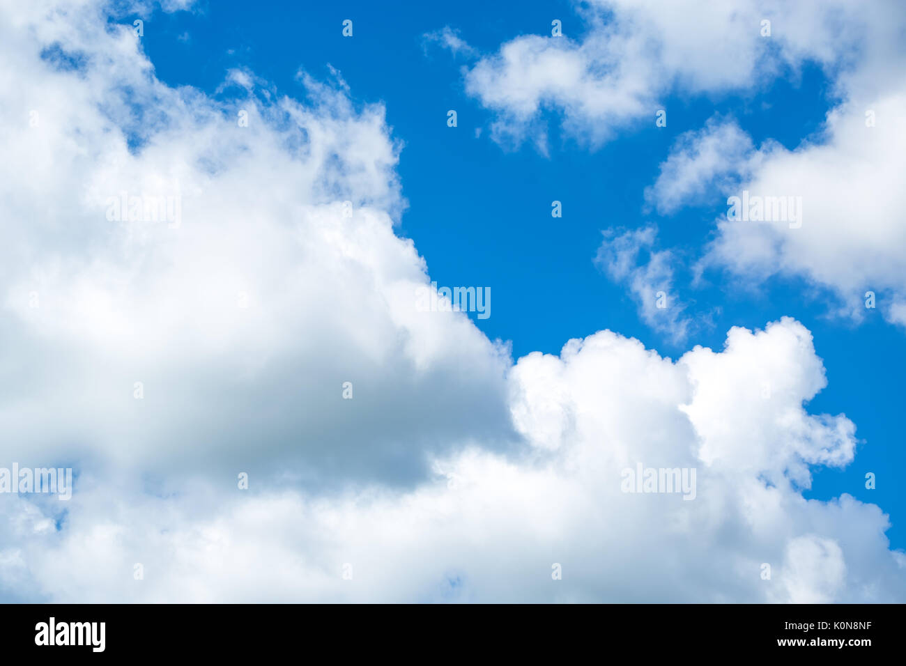 Flauschigen weißen Wolken im blauen Himmel Stockfoto