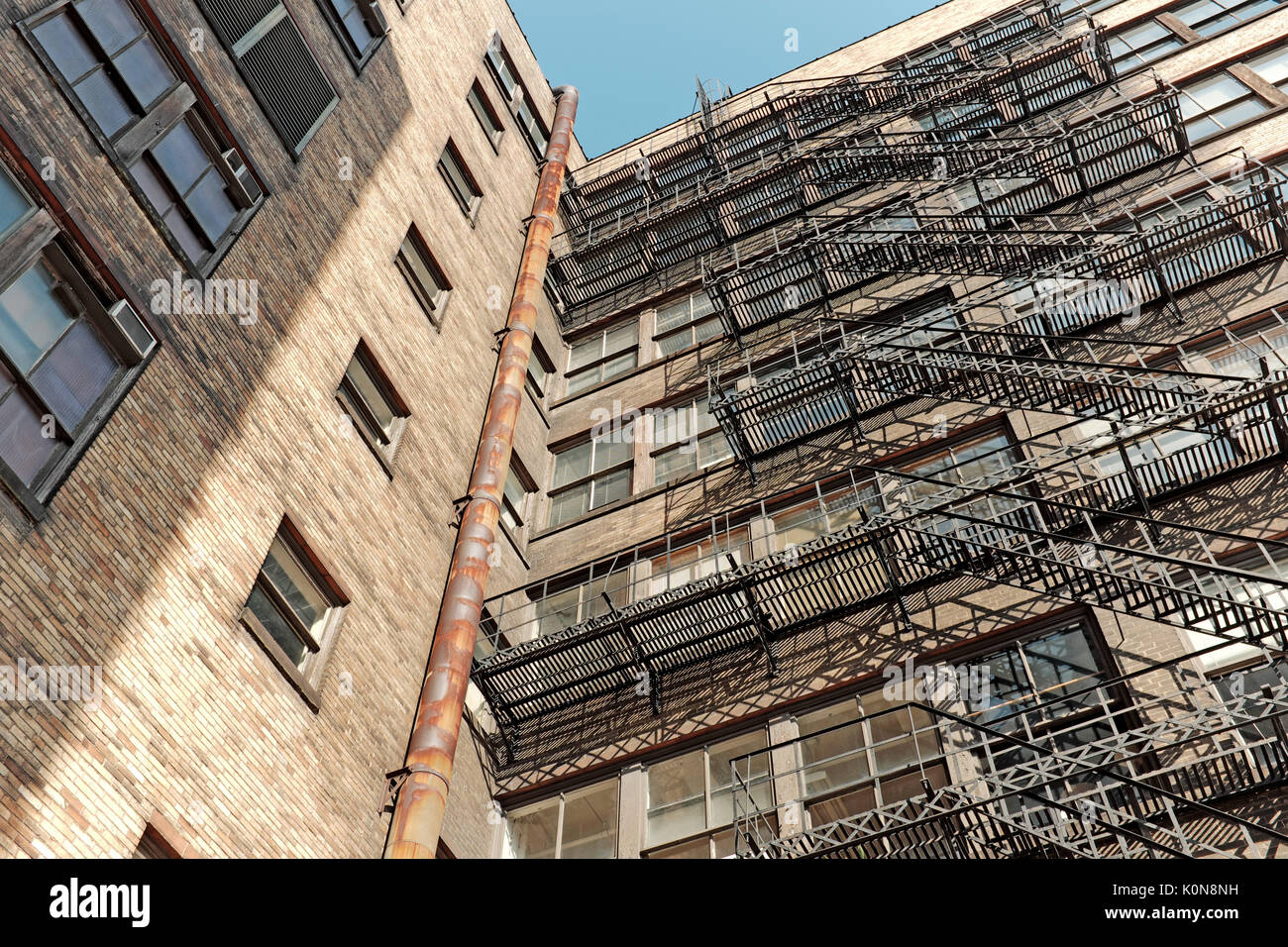 Externe Fire escape steel Treppen/Plattformen auf die Fassade eines alten Bürogebäude in Cleveland, Ohio, USA befestigt Stockfoto