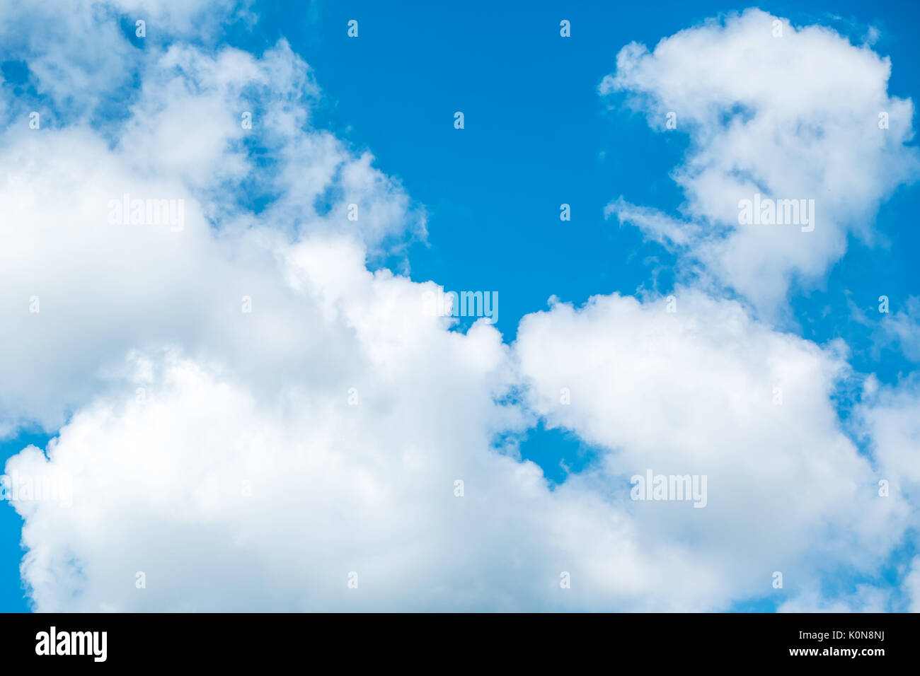 Flauschigen weißen Wolken im blauen Himmel Stockfoto