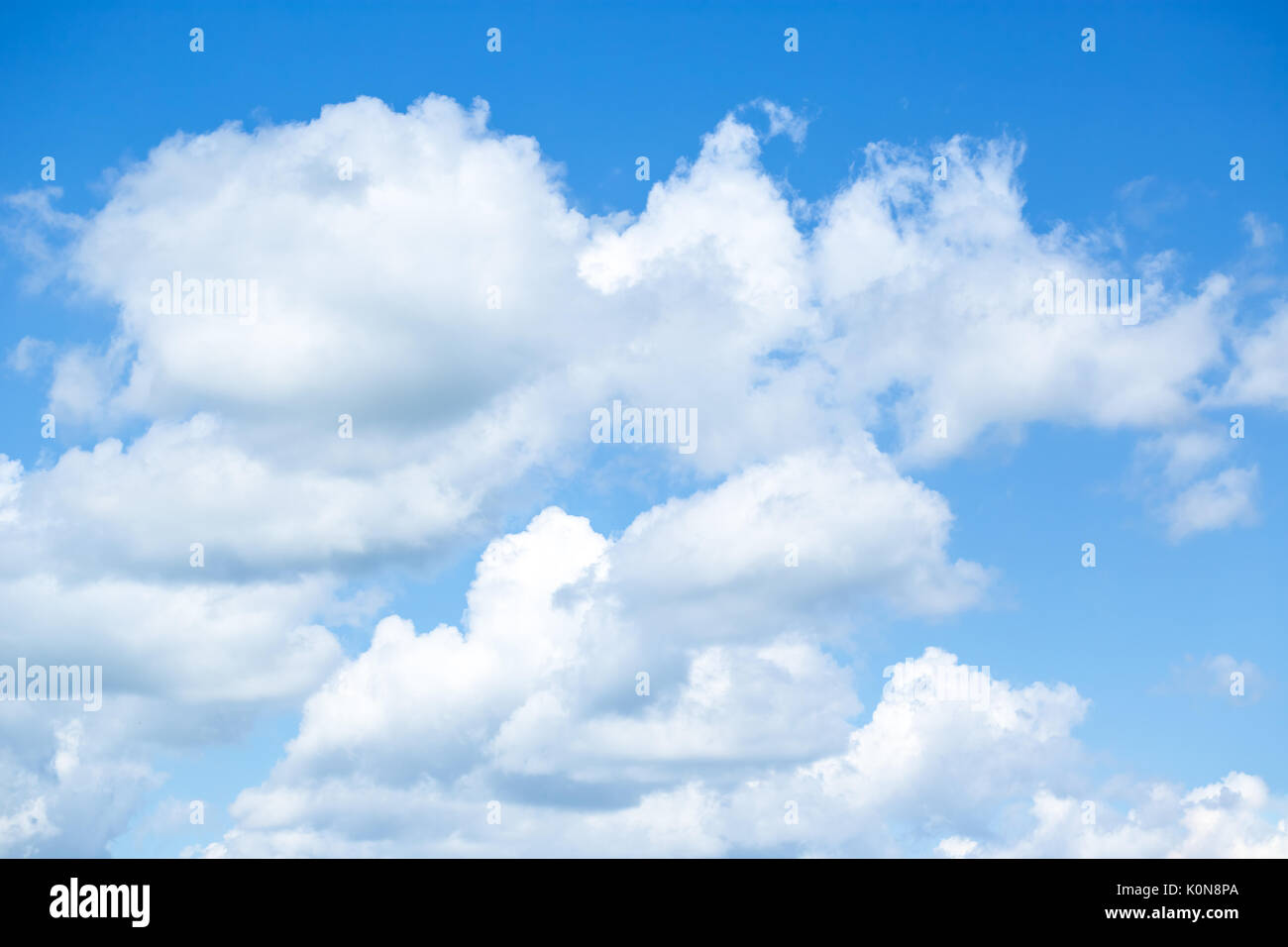 Flauschigen weißen Wolken im blauen Himmel Stockfoto