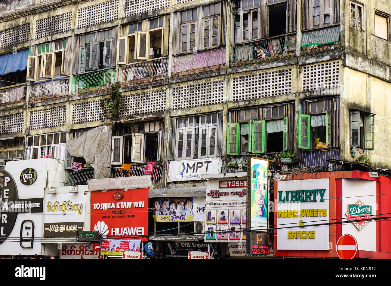 Yangon, Myanmar - Feb 13, 2017. Detail einer Wohnung in Chinatown in Yangon, Myanmar. Yangon hat die höchste Anzahl der Kolonialzeit Gebäude in Stockfoto