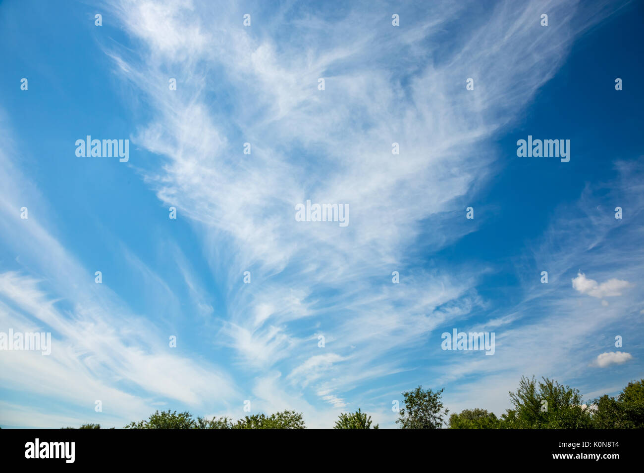 Flauschigen weißen Wolken im blauen Himmel Stockfoto