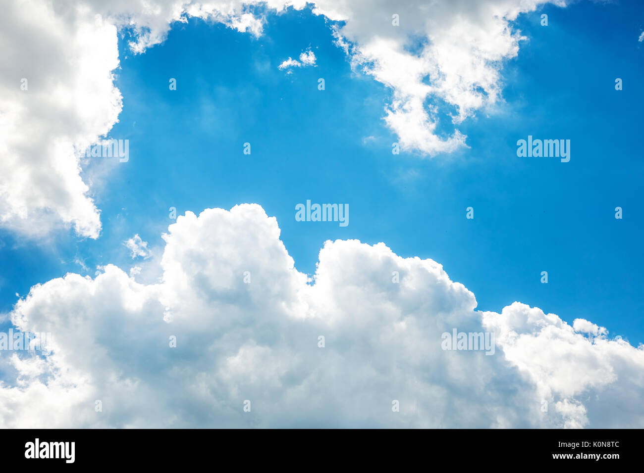 Flauschigen weißen Wolken im blauen Himmel Stockfoto