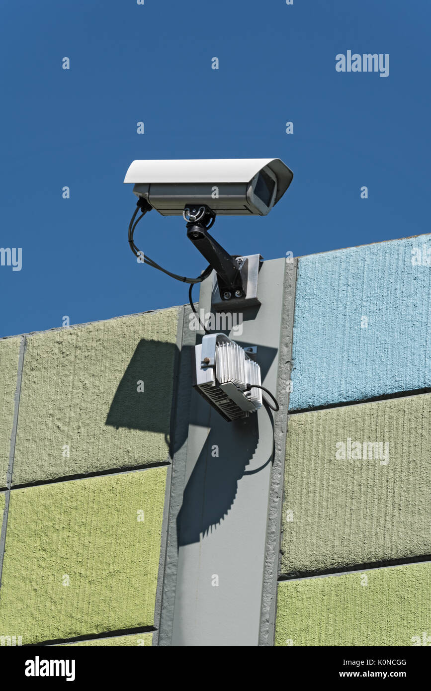 Sicherheit Kamera auf eine bunte Wand mit Blick auf die gegenüberliegenden Seiten Stockfoto