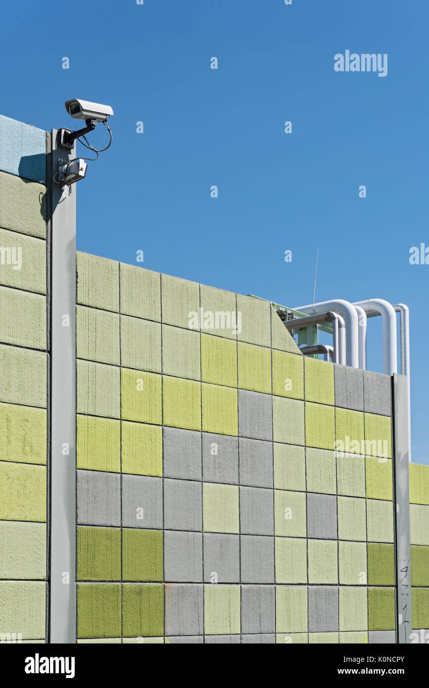 Sicherheit Kamera auf eine bunte Wand mit Blick auf die gegenüberliegenden Seiten Stockfoto