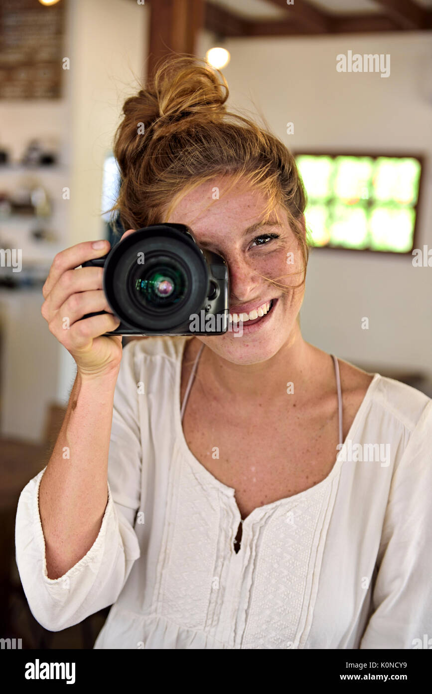 Portrait von Lachende junge Frau mit Kamera Stockfoto