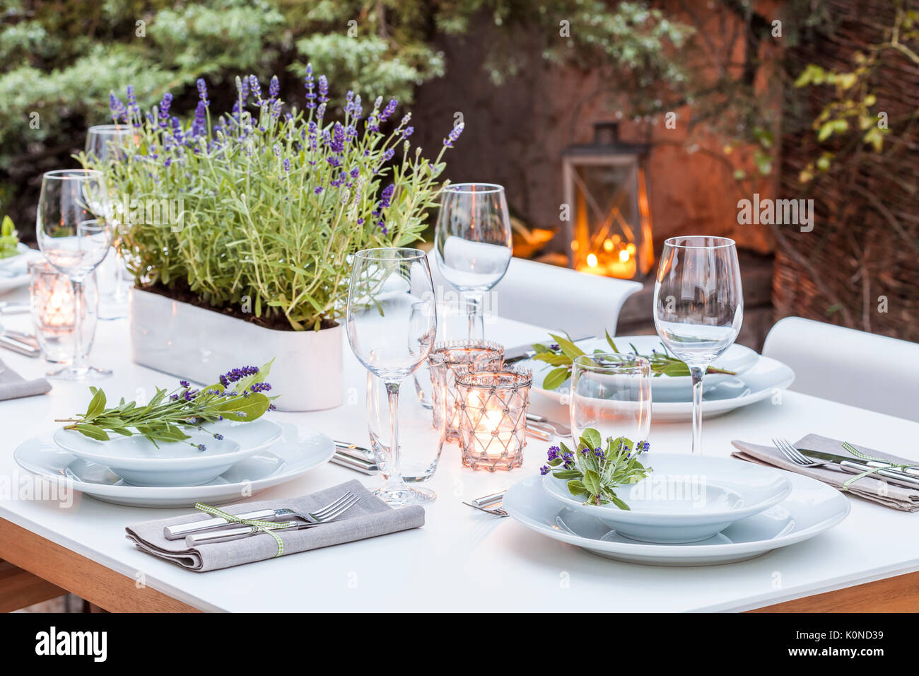 Deutschland, Garten, Terrasse, Holzdeck, Gartenmöbel, moderne Sitzgruppe, festlich gedeckter Tisch, Tischdeko, Lavendel, Lichter Stockfoto