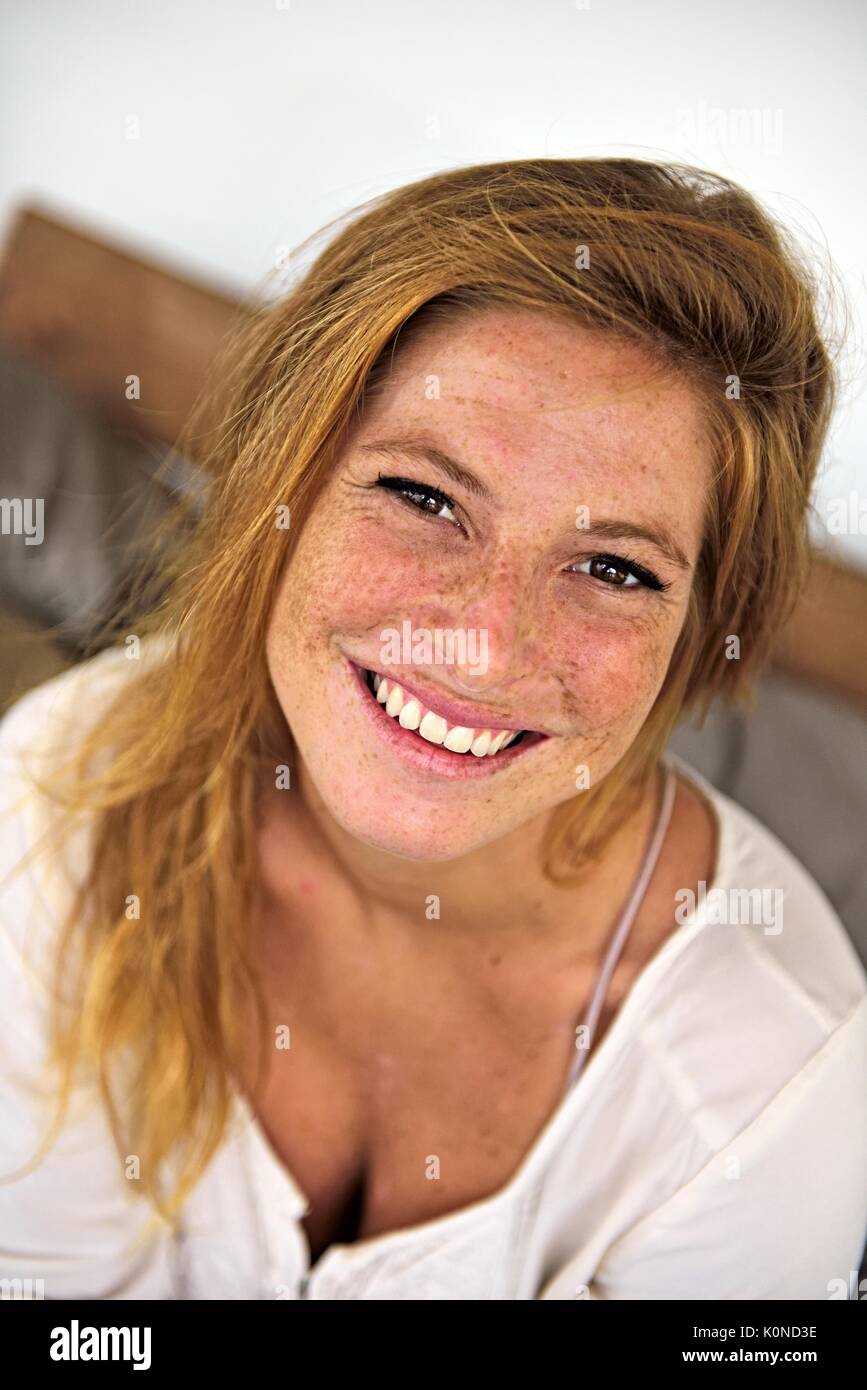 Portrait von Lachen strawberry blonde junge Frau mit Sommersprossen Stockfoto