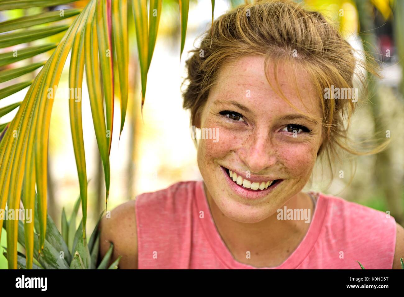 Dominikanische Republik, Portrait von Lachen strawberry blonde junge Frau mit Sommersprossen Stockfoto