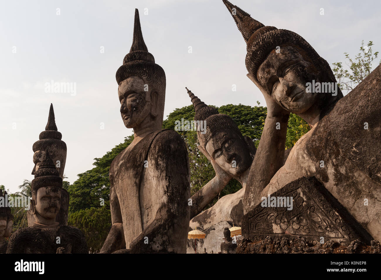 Zahlreiche Buddha Skulpturen in Xieng Khuan, wie Buddha Park, Vientiane, Laos bekannt. Stockfoto
