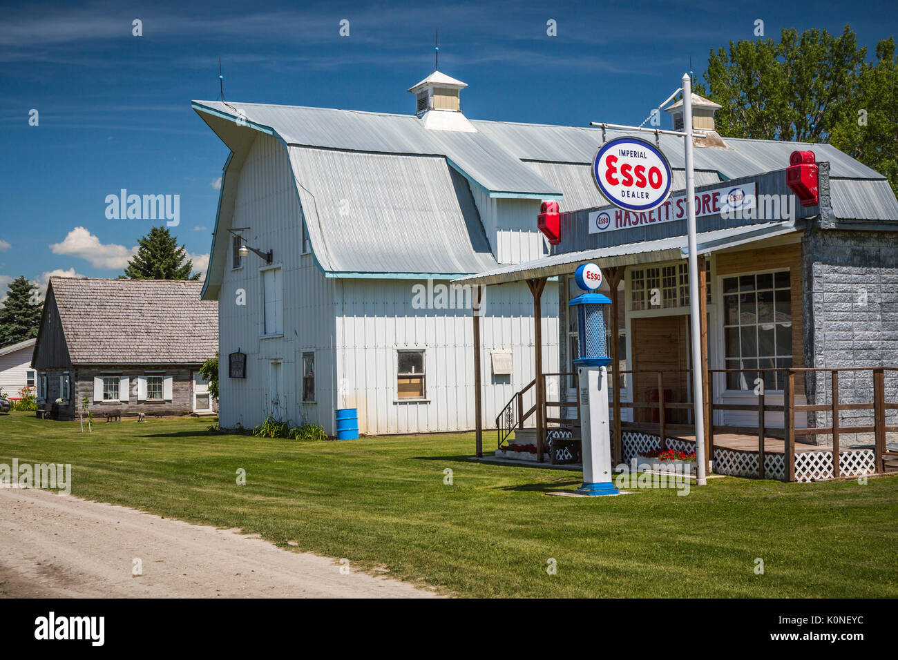 Eine Farm Barn und Esso Station am Pembina Threshermen Museum, Winkler, Manitoba, Kanada. Stockfoto