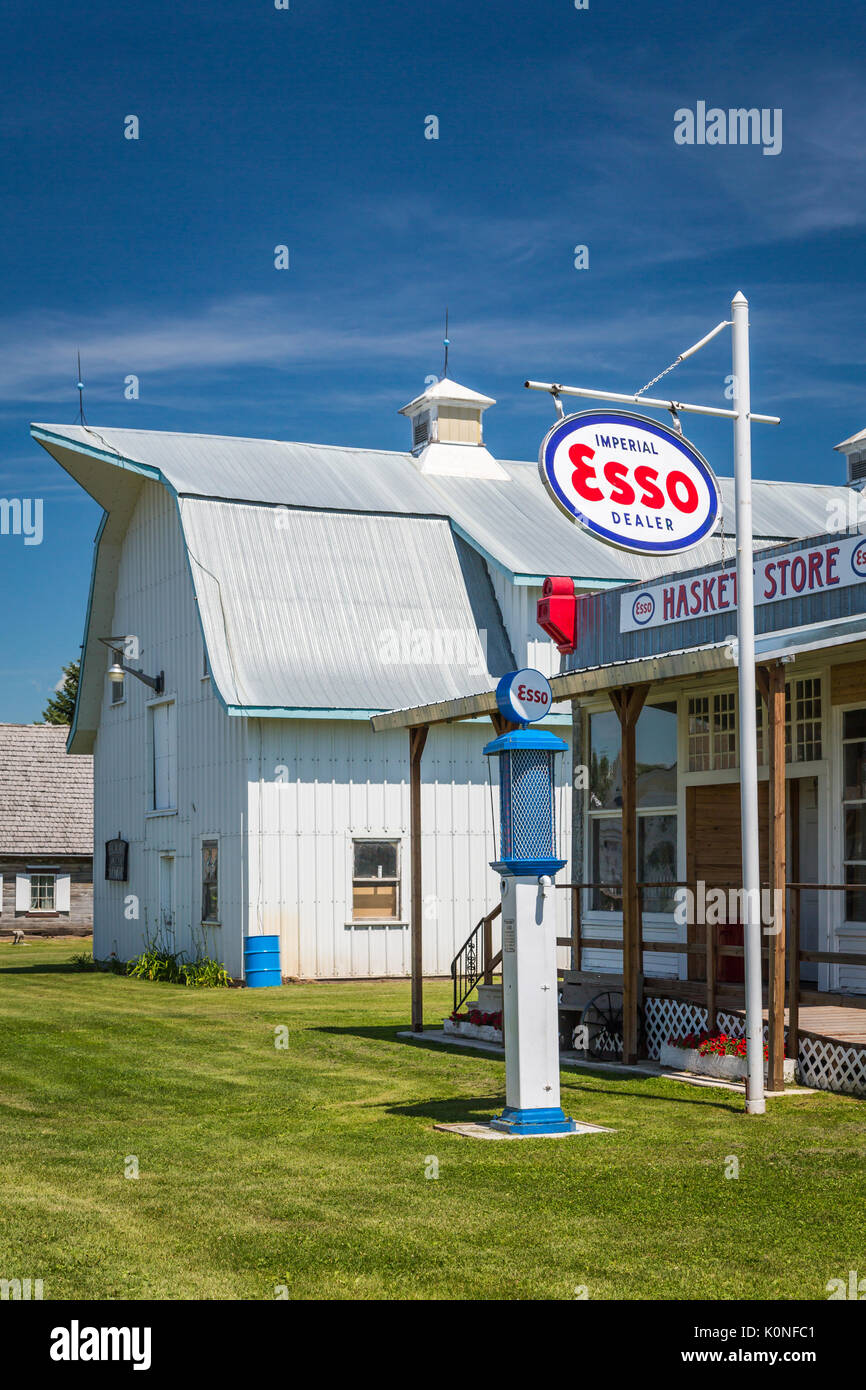 Eine Esso Tankstelle an der Pembina Threshermen Museum, Winkler, Manitoba, Kanada. Stockfoto