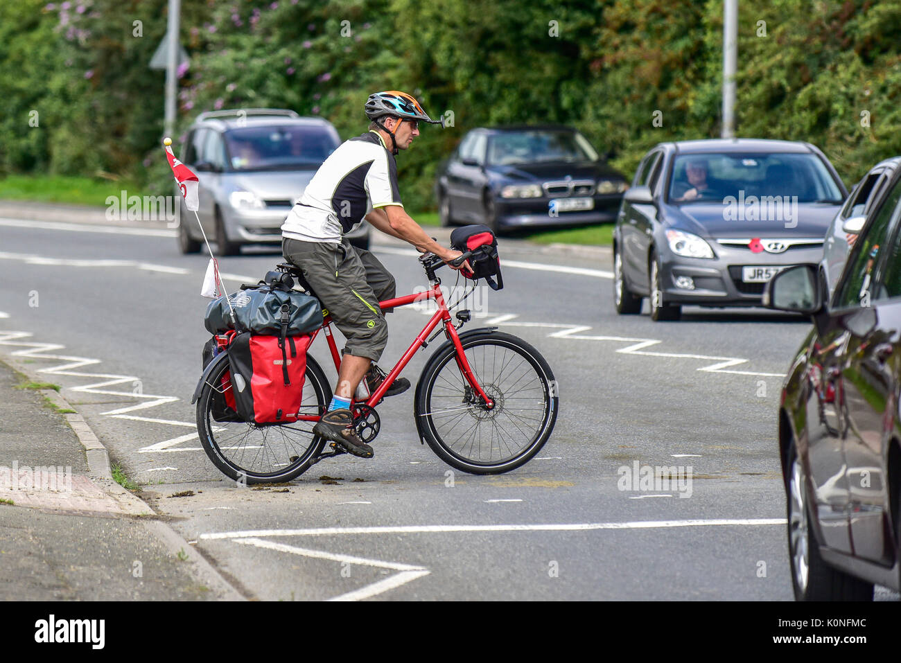 Ein Radfahrer beim Überqueren einer Straße in Newquay in Cornwall. Stockfoto