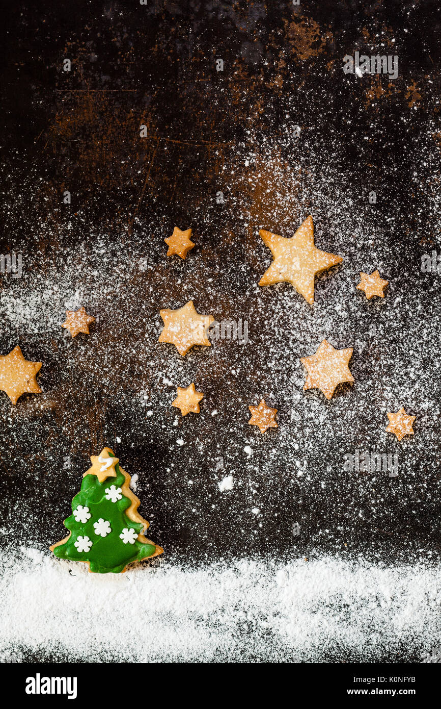 Weihnachtsplätzchen und Puderzucker auf Backblech Stockfoto