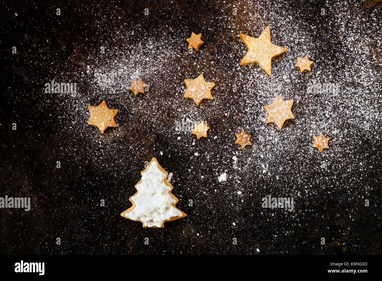 Weihnachtsplätzchen und Puderzucker auf Backblech Stockfoto