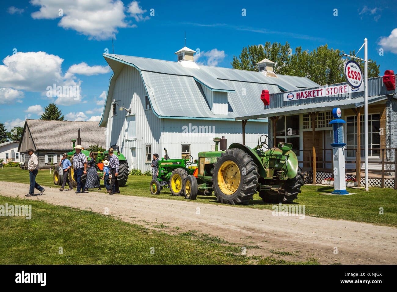 Eine Farm Barn und Esso Station am Pembina Threshermen Museum, Winkler, Manitoba, Kanada. Stockfoto
