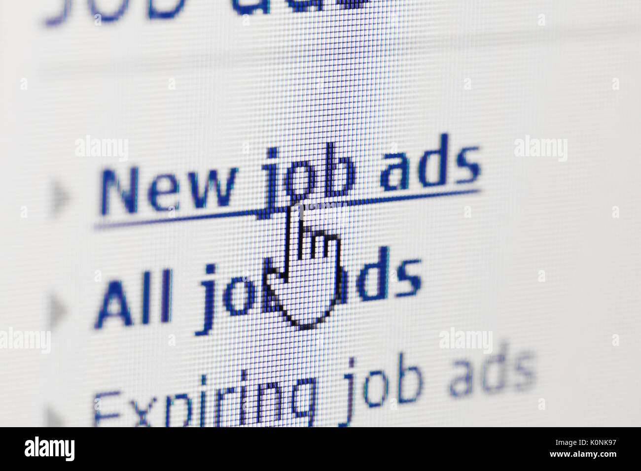 Auf der Suche nach neuen Job auf Internet ads Stockfoto