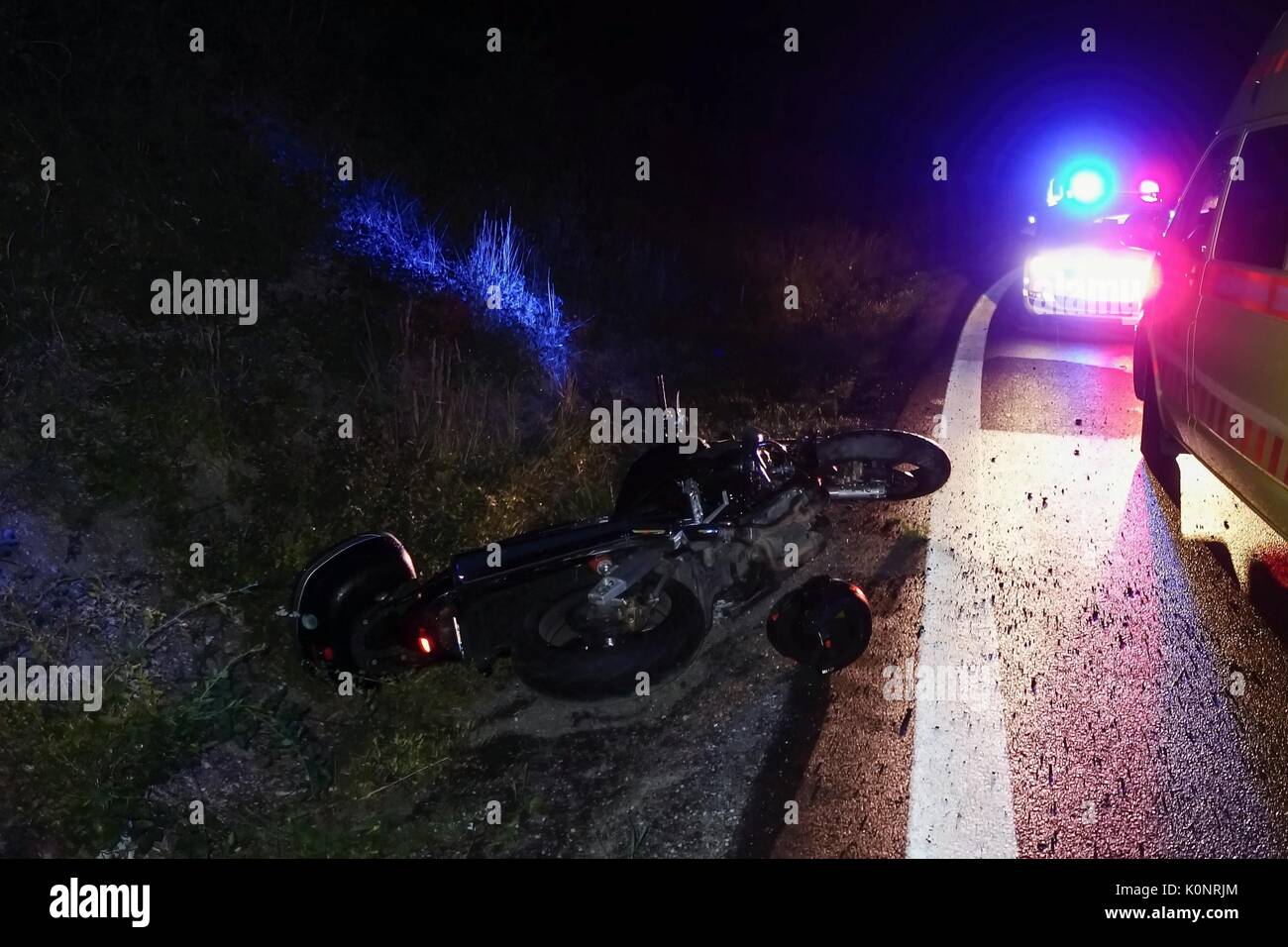 Reales Ereignis, Motorrad, Unfall, Crash in der Nacht auf nasser Straße Stockfoto