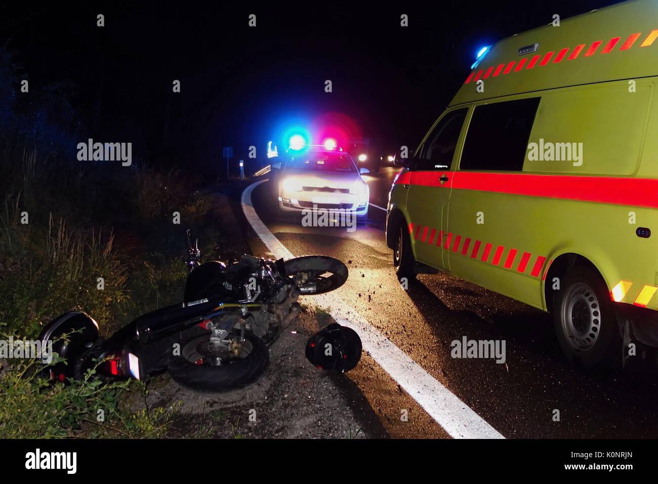 Reales Ereignis, Motorrad, Unfall, Crash in der Nacht auf nasser Straße Stockfoto