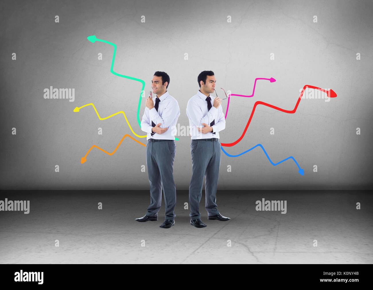 Digital composite von bunten Pfeile in verschiedene Richtungen mit Unternehmer suchen in entgegengesetzte Richtungen Stockfoto