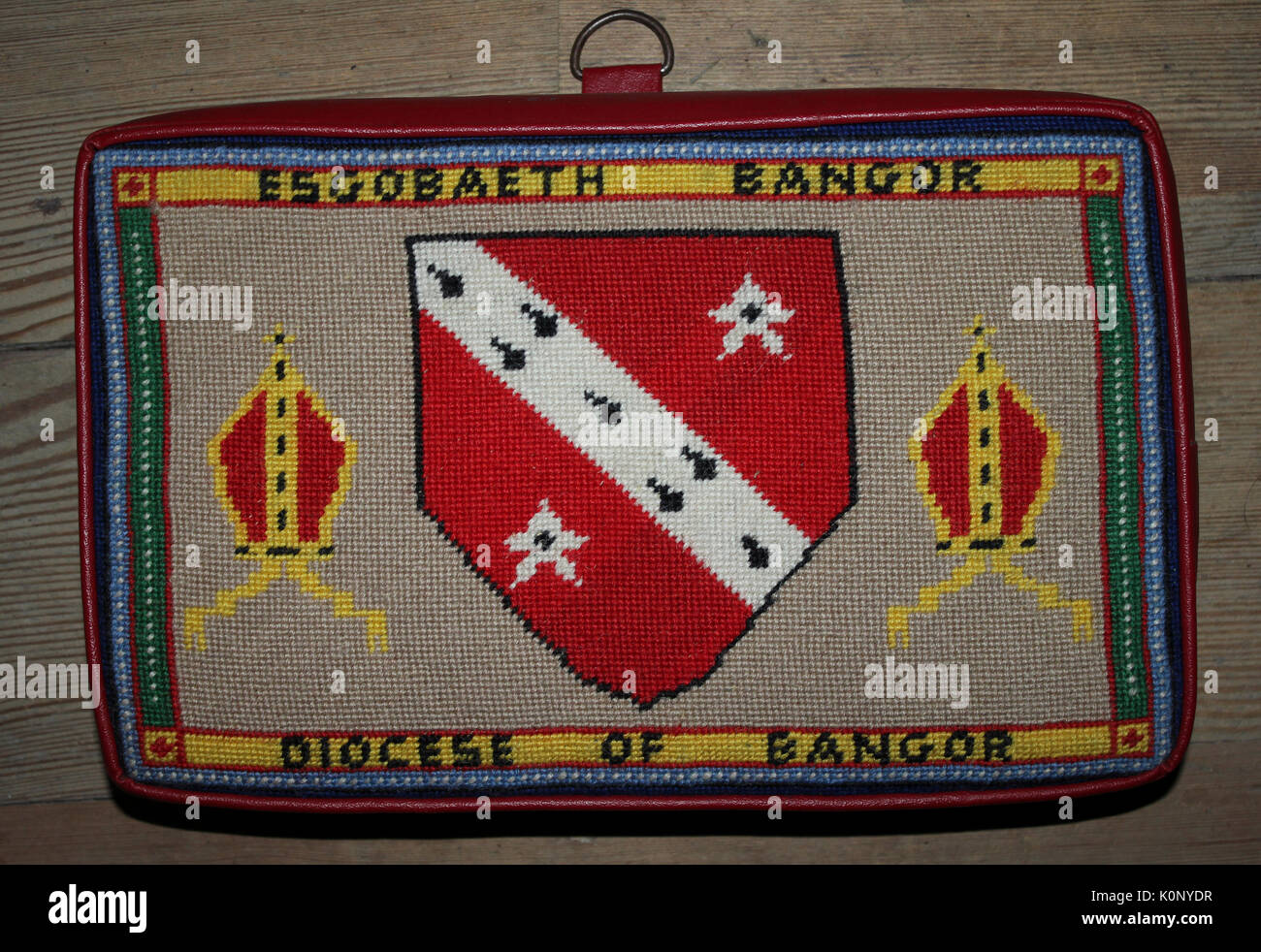 Gebet Kissen mit Diözese Bangor Wappen Design Stockfoto