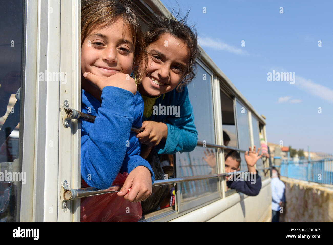 Libanon Deir el Ahmad, ein maronitischer Christ Dorf im Tal der Beqaa, Schule für syrische Flüchtlingskinder, Schule vom Guten Hirten Schwestern der Maronitischen Kirche, Bustransfer von der Schule zum Camp Stockfoto