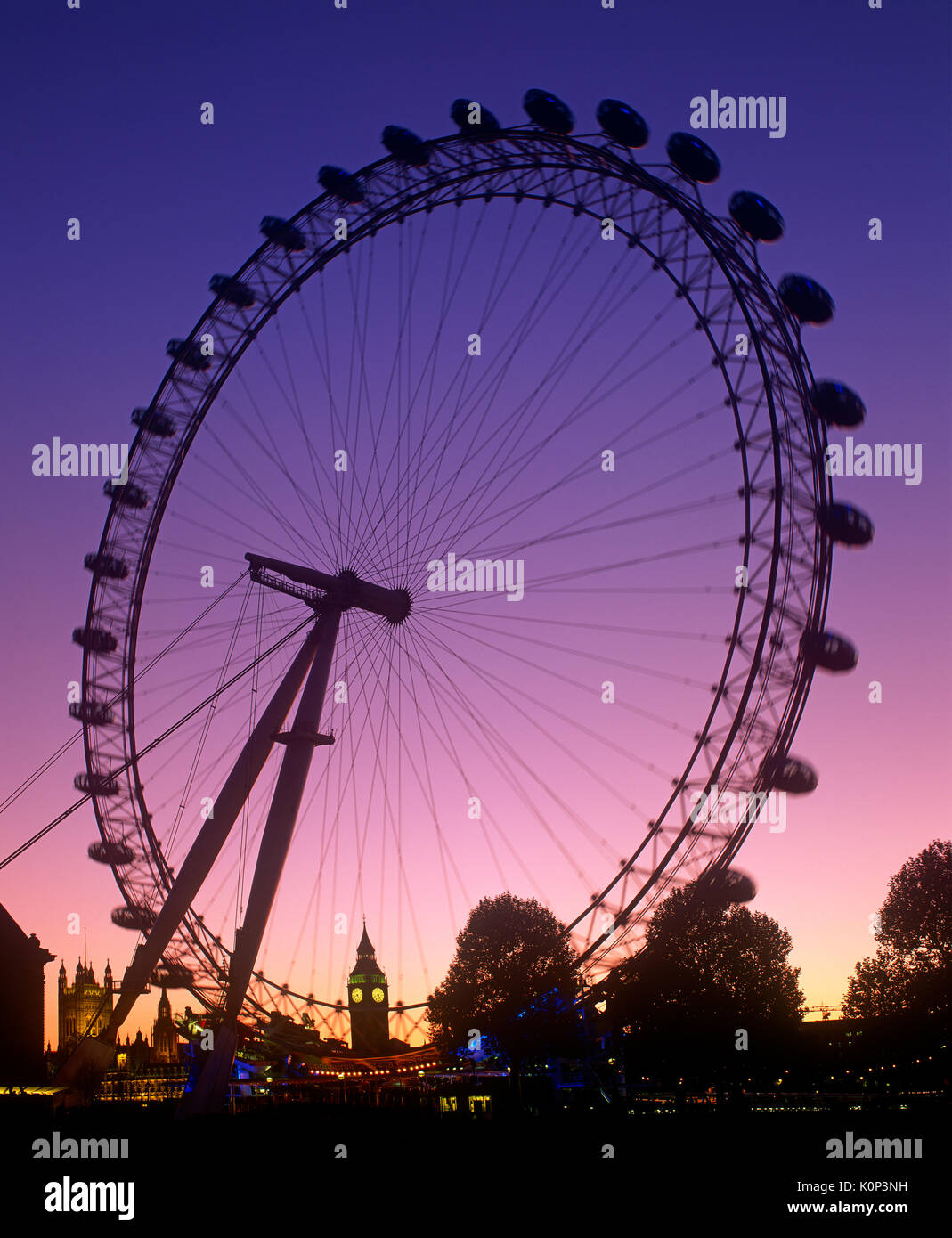 London Eye in der Dämmerung; London; England; UK Stockfoto