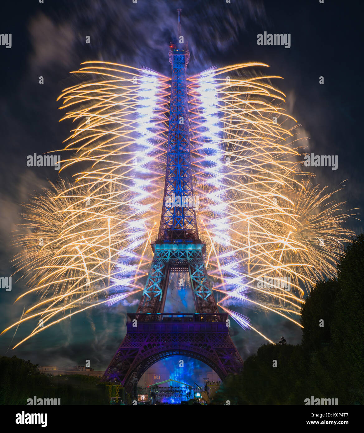 Spektakulär und jenseitigen Feuerwerke schießen aus der Eiffelturm für die Bastille Day Feier (Le Tour Eiffel sur le quatorze juillet) Stockfoto