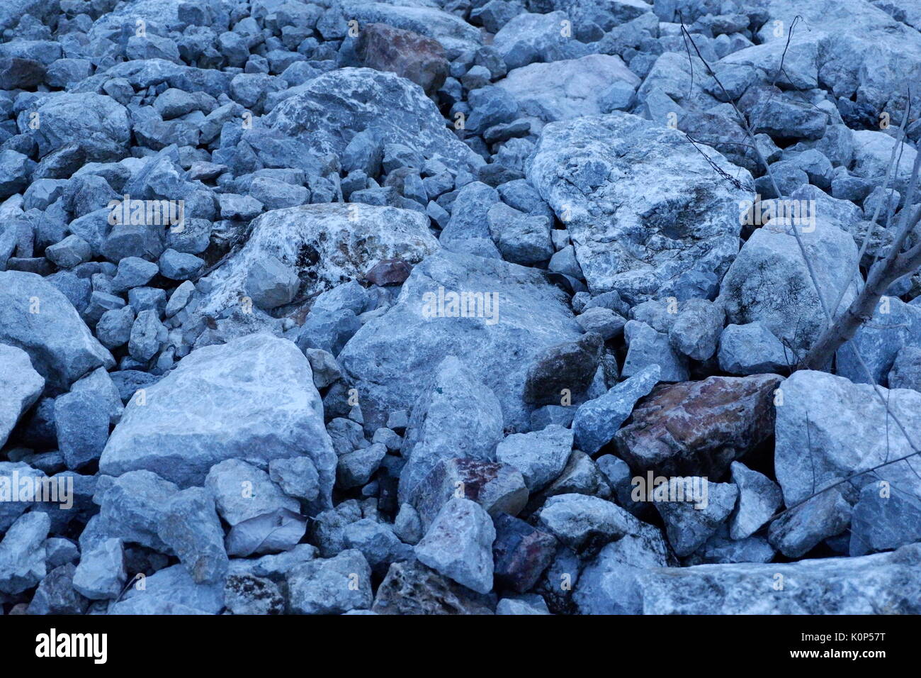 Unzählige Felsen über der Straße verstreut. Stockfoto