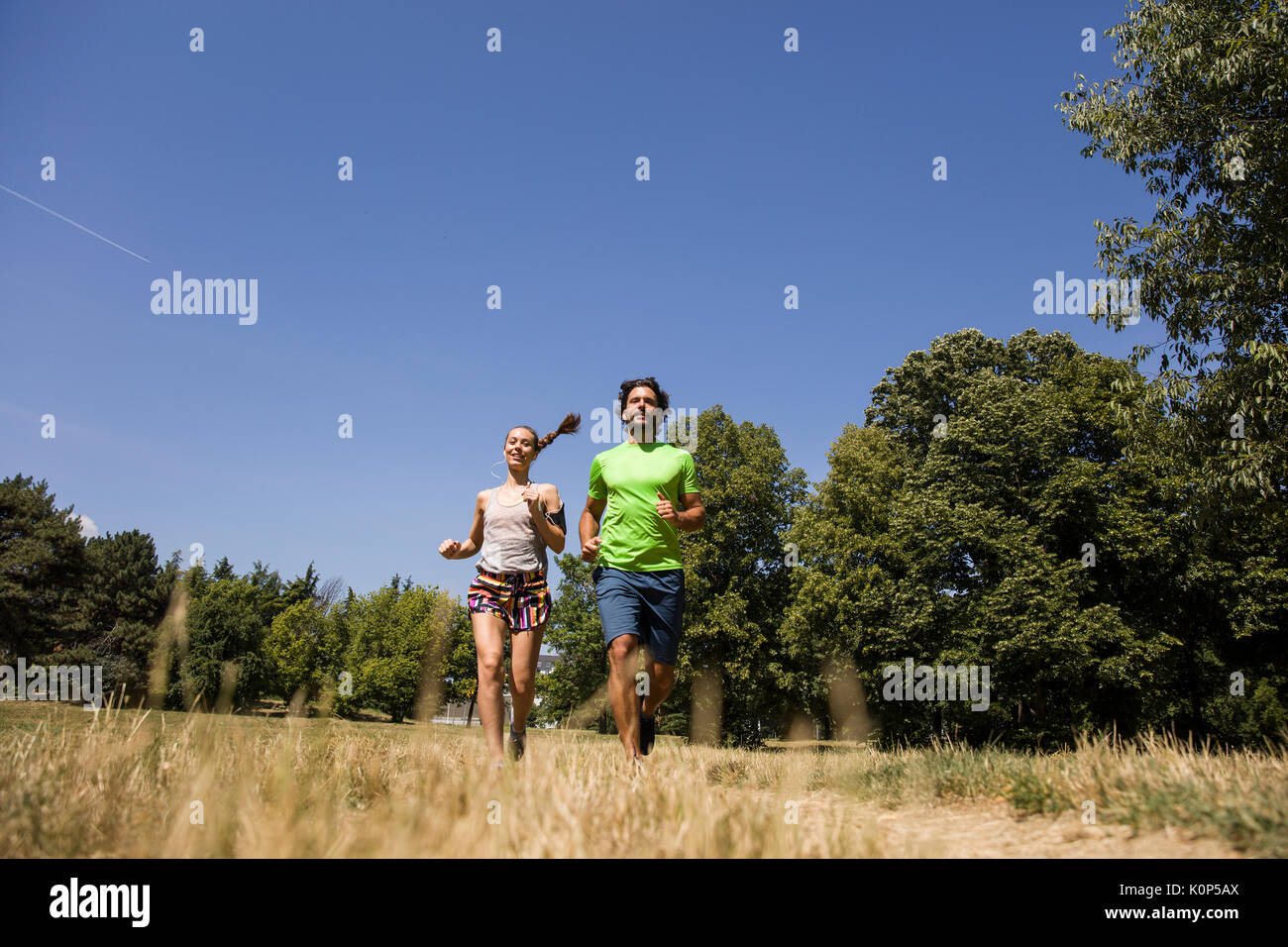Junge Paare, die in der Natur an einem sonnigen Sommertag Stockfoto