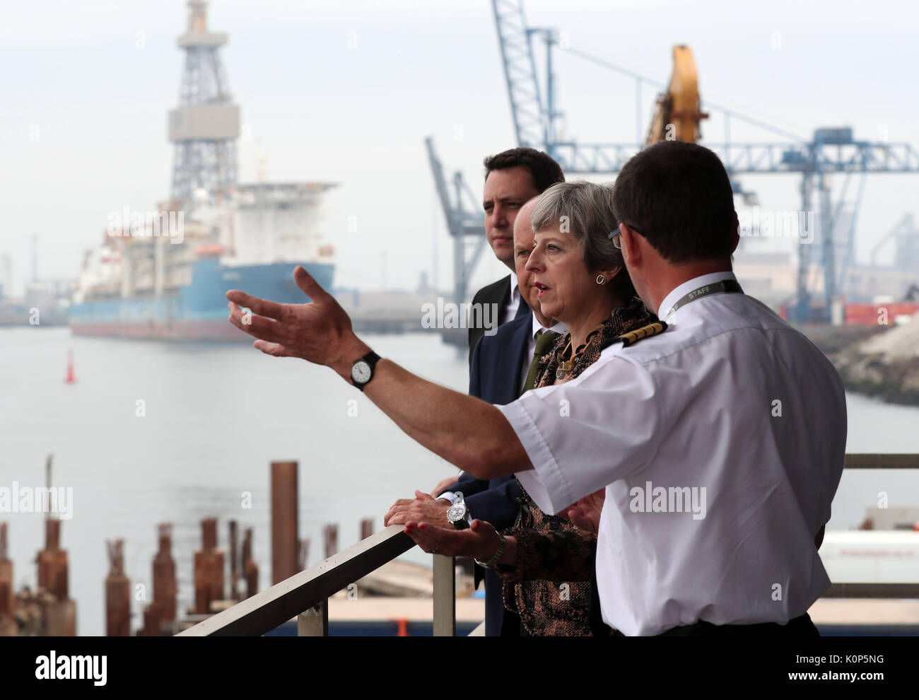 Premierminister Theresa May besuchen die Hafenmeister in Teesport. Stockfoto