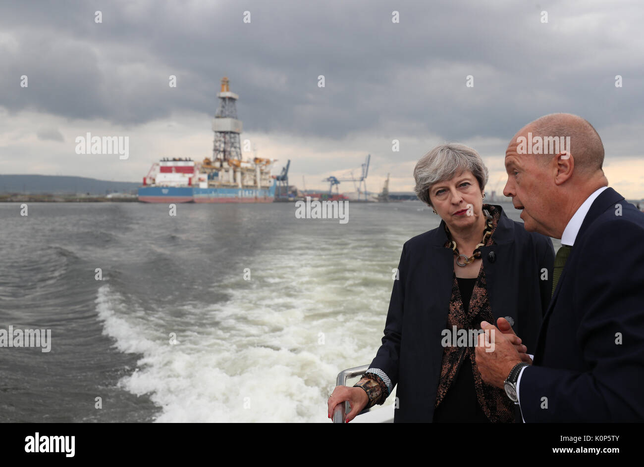 Premierminister Theresa May mit Chief Operating Officer der PD Ports Jerry Hopkinson (rechts) bei einem Besuch in Teesside. Stockfoto