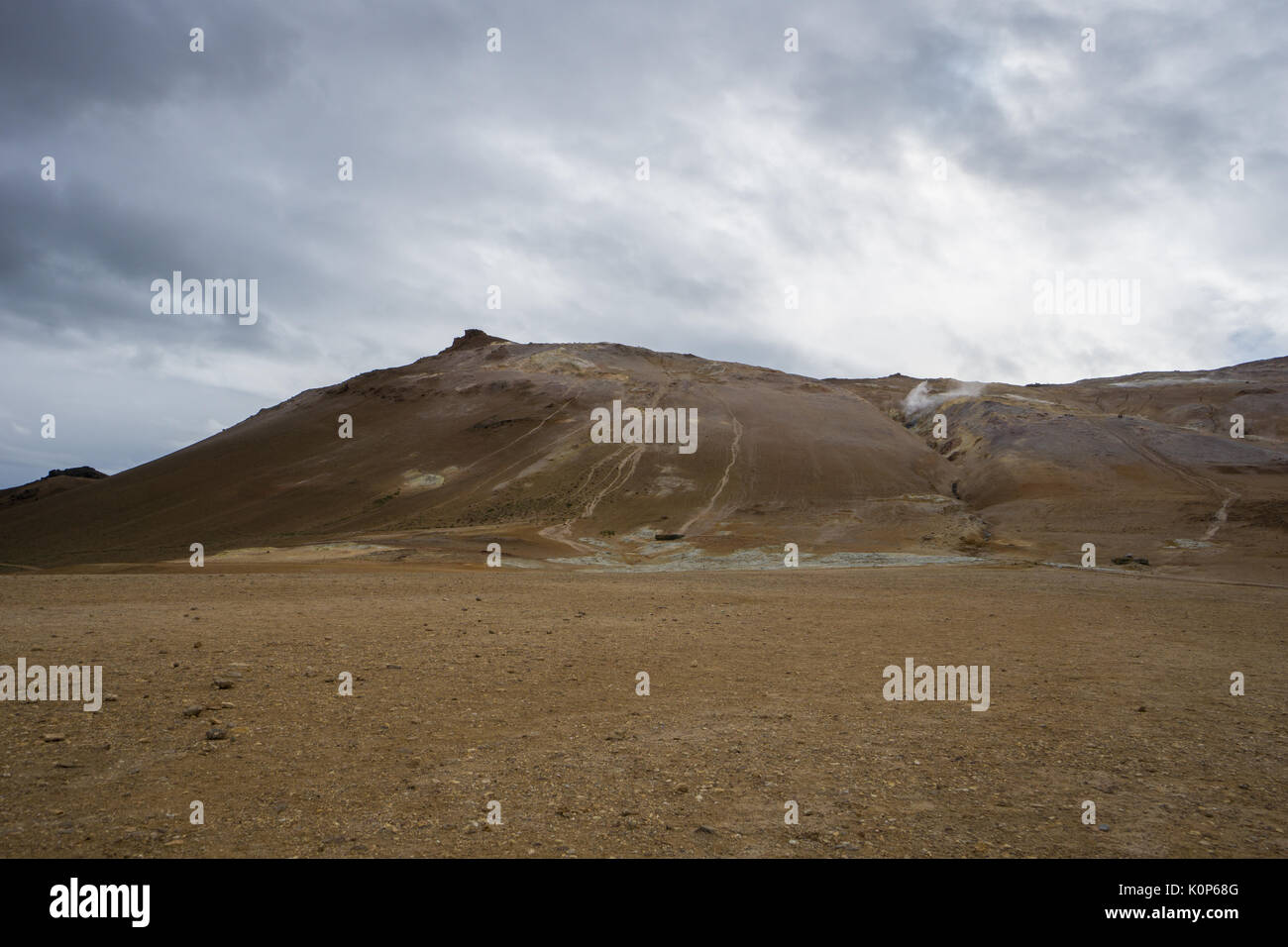 Island - Braun vulkanische Berge und Boden und Fumarolen bei geothermischen Bereich hverir Stockfoto