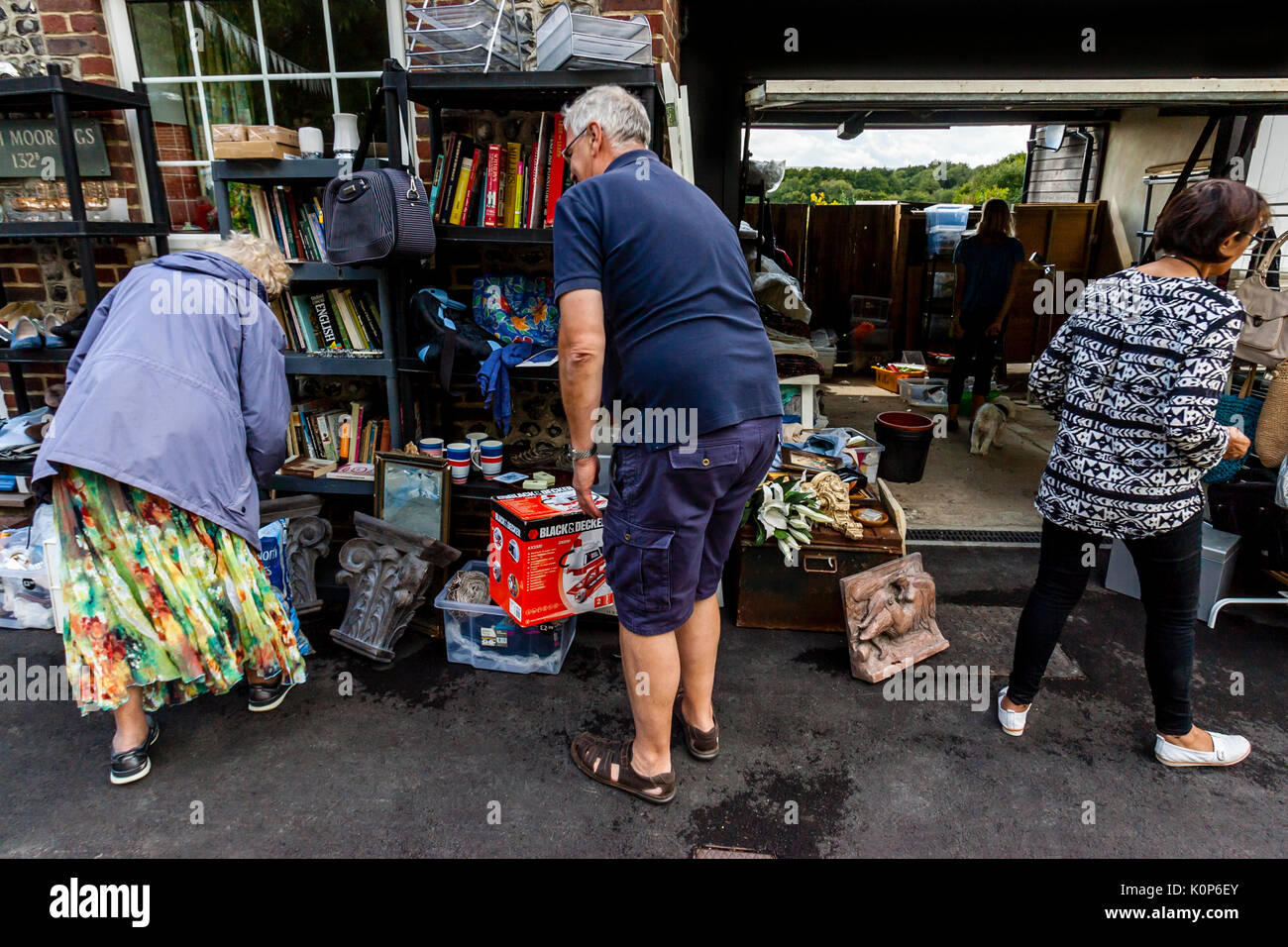 Eine typische Flohmarkt wo Leute Ihre unerwünschte Elemente aus außerhalb ihrer Häuser, Lewes, Sussex, UK Verkaufen Stockfoto