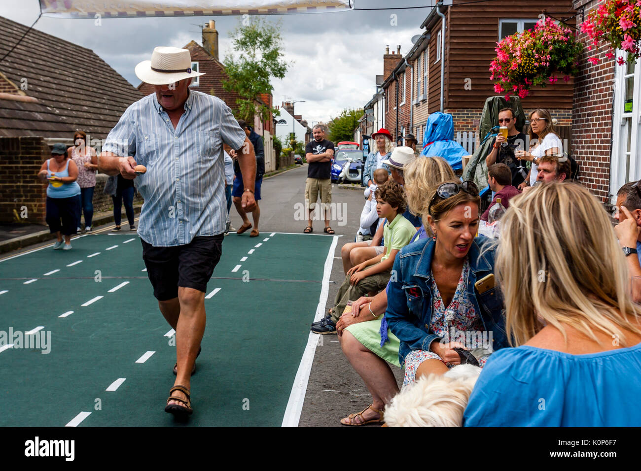 Lokale Männer nehmen an einem traditionellen Ei und Löffel Rasse, die jährlichen South Street Sport Tag und Hund zeigen, Lewes, East Sussex, Großbritannien Stockfoto