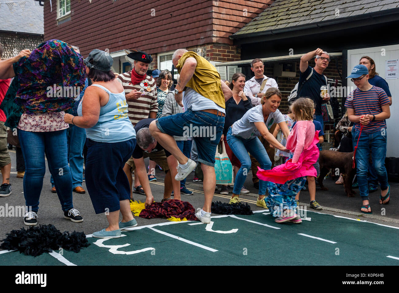 Die Menschen nehmen an einem "Drag Race" Bei der jährlichen South Street Sport Tag und Hund zeigen, Lewes, East Sussex, Großbritannien Stockfoto