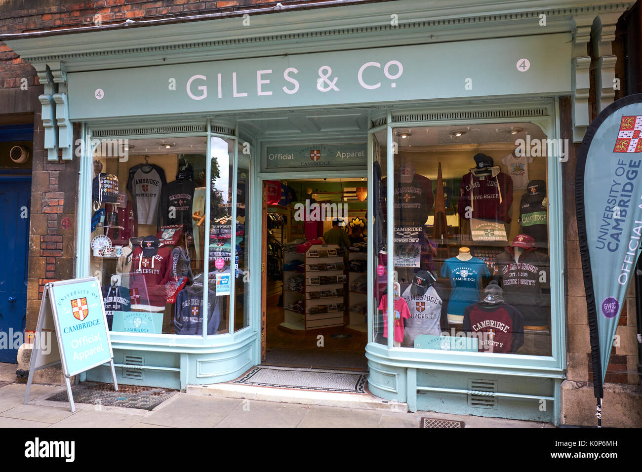 Giles und Co offizieller Lieferant von Universität Bekleidung und Geschenkartikel, Trinity Street, Cambridge, Großbritannien Stockfoto