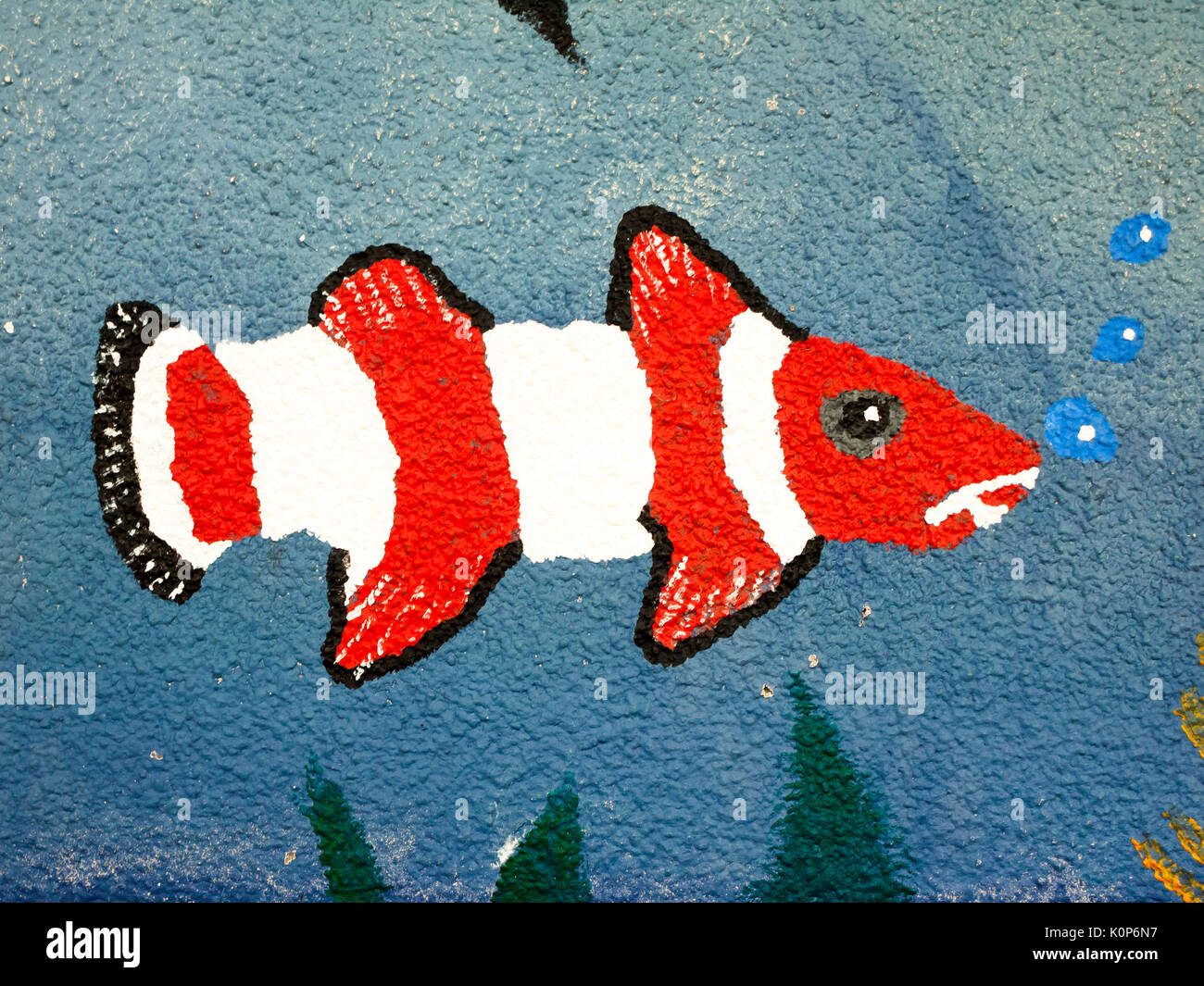 Eine bemalte Fische an der Wand in der Nähe mit Blasen; England; UK Stockfoto
