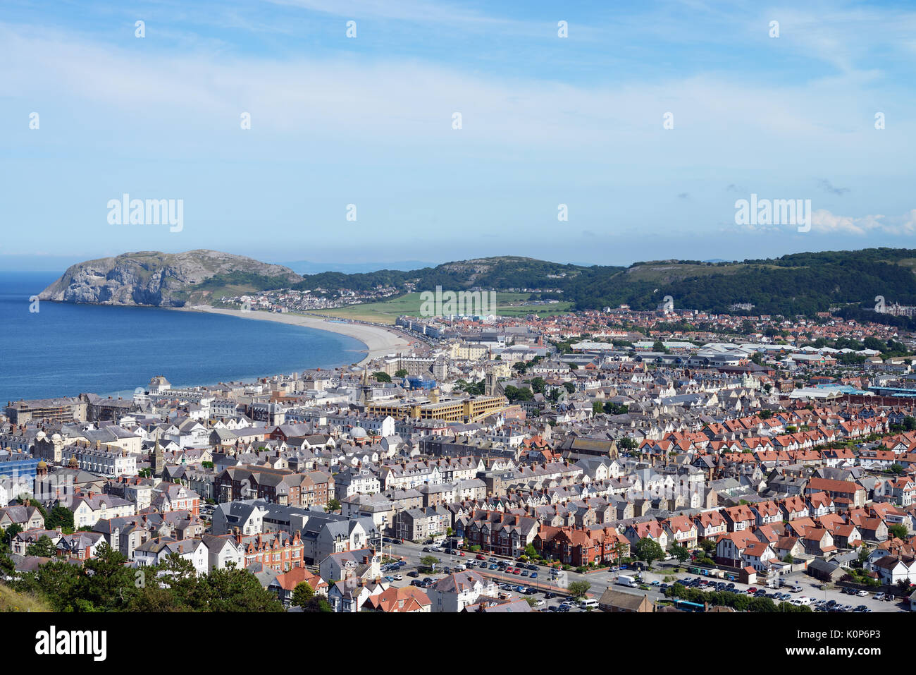 Llandudno ein Badeort im Norden von Wales ist hier mit dem kleinen Kalkstein landspitze wie Little Orme im Hintergrund bekannt. Stockfoto