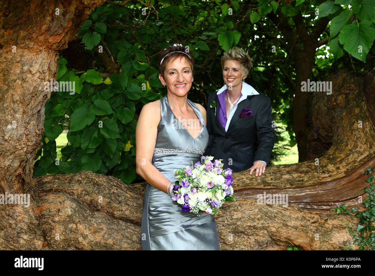 Eine Hochzeit mit zwei Bräute - Zwei Damen binden den Knoten. Stockfoto
